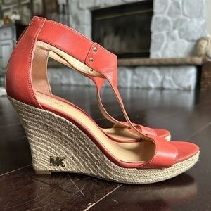 Michael Kors Wedge Sandals in a Salmon / Pink and Gold Color, Women’s Size 8.5